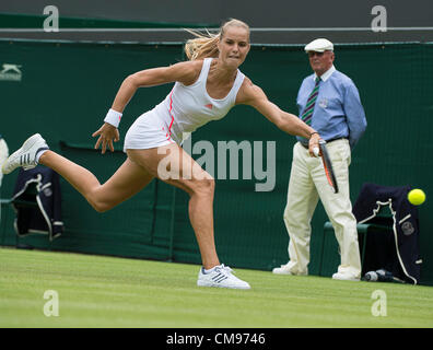 27.06.2012 der All England Lawn-Tennis and Croquet Club. London, England. Arantxa Rus der Niederlande in Aktion gegen Samantha Stosur aus Australien während der zweiten Runde in Wimbledon Tennis Championships in The All England Lawn Tennis and Croquet Club. London, England, Vereinigtes Königreich Stockfoto