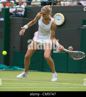 27.06.2012 der All England Lawn-Tennis and Croquet Club. London, England. Arantxa Rus der Niederlande in Aktion gegen Samantha Stosur aus Australien während der zweiten Runde in Wimbledon Tennis Championships in The All England Lawn Tennis and Croquet Club. London, England, Vereinigtes Königreich Stockfoto