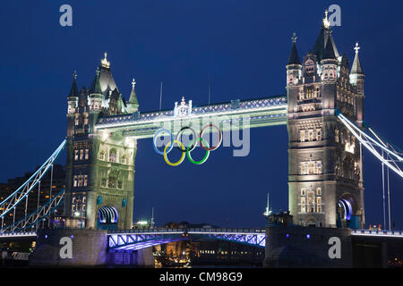 London, England, Vereinigtes Königreich. Mittwoch, 27. Juni 2012, Beleuchtung der Tower Bridge mit Anzeige der Olympischen Ringe einen Monat vor Beginn der Spiele 2012 in London. Stockfoto