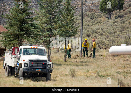 Indianola, Brunnen grün, Sanpete County, Utah USA 26. Juni 2012. Feuerwehrmänner aus über den ganzen Staat kurz auf wie ein zerstörerischer Lauffeuer am Haus Hütte am Rande des Burn zu kämpfen. Wald ein Lauffeuer zerstört Dutzende von Häusern, über 50.000 Hektar und mindestens ein Tod durch verbrennen. Feuerwehr reagierte aus Utah und einigen westlichen Staaten zu helfen, zu retten und das Feuer zu löschen. Mehrere Städte evakuiert durch Annäherung an Gefahren. Briefing vor dem Kampf gegen das Feuer. Zerstörte Berglandschaft und Häuser. Größten Brand in diesem Jahr in Utah. Millionen von Dollar Kosten. Stockfoto