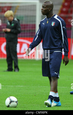 27.06.2012, Warschau, Polen. Italienische Fußball Team Zug vor ihrem Halbfinale Begegnung mit Deutschland. MARIO BALOTELLI (ITA) Stockfoto