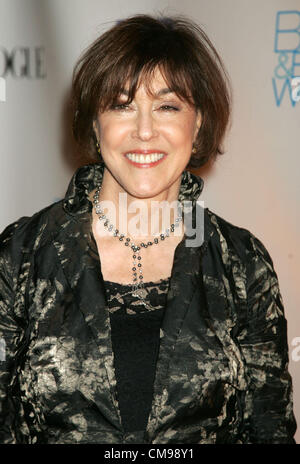 11. Oktober 2006; New York, NY, USA; Autorin NORA EPHRON bei der Skin Cancer Foundation Haut Sinn Gala statt zur Sensibilisierung für Hautkrebs im Pierre Hotel. Obligatorische Credit: Foto von Nancy Kaszerman/ZUMA Press. (©) Copyright 2006 von Nancy Kaszerman Stockfoto