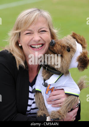 CAROL KIRKWOODN HACKER BBC WETTER MODERATOR CBBC BBC WETTERMODERATORIN & CBBC P ALL ENGLAND TENNIS CLUB WIMBLEDON LONDON Stockfoto