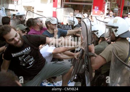 28. Juni 2012. Thessaloniki, Griechenland. Polizei kollidierte mit zypriotischen Studenten protestieren vor dem türkischen Konsulat in Thessaloniki, Griechenlands zweitgrößte Stadt. Devlet Bahceli der rechtsextremen türkischen Politiker, leitete die türkische Partei der nationalistischen Bewegung auf einen Besuch. Mitglieder des Golden Dawn Griechenlands waren ebenfalls anwesend. Stockfoto