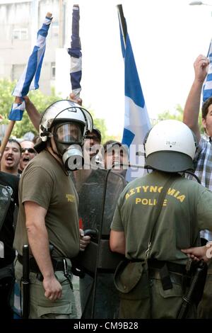 28. Juni 2012. Thessaloniki, Griechenland. Polizei kollidierte mit zypriotischen Studenten protestieren vor dem türkischen Konsulat in Thessaloniki, Griechenlands zweitgrößte Stadt. Devlet Bahceli der rechtsextremen türkischen Politiker, leitete die türkische Partei der nationalistischen Bewegung auf einen Besuch. Mitglieder des Golden Dawn Griechenlands waren ebenfalls anwesend. Stockfoto