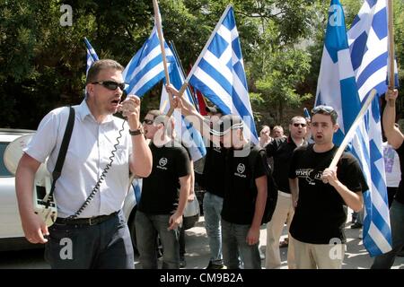 28. Juni 2012. Thessaloniki, Griechenland. Polizei kollidierte mit zypriotischen Studenten protestieren vor dem türkischen Konsulat in Thessaloniki, Griechenlands zweitgrößte Stadt. Devlet Bahceli der rechtsextremen türkischen Politiker, leitete die türkische Partei der nationalistischen Bewegung auf einen Besuch. Mitglieder des Golden Dawn Griechenlands waren ebenfalls anwesend. Stockfoto