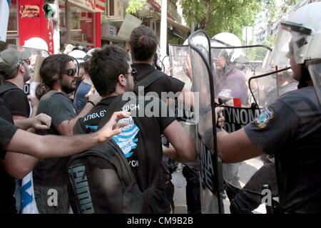 28. Juni 2012. Thessaloniki, Griechenland. Polizei kollidierte mit zypriotischen Studenten protestieren vor dem türkischen Konsulat in Thessaloniki, Griechenlands zweitgrößte Stadt. Devlet Bahceli der rechtsextremen türkischen Politiker, leitete die türkische Partei der nationalistischen Bewegung auf einen Besuch. Mitglieder des Golden Dawn Griechenlands waren ebenfalls anwesend. Stockfoto