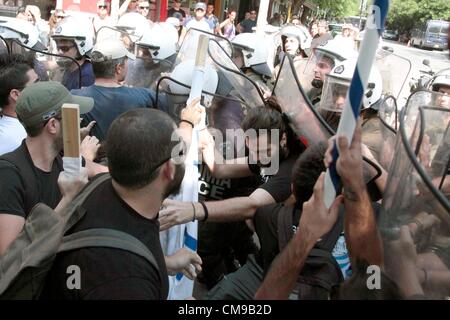 28. Juni 2012. Thessaloniki, Griechenland. Polizei kollidierte mit zypriotischen Studenten protestieren vor dem türkischen Konsulat in Thessaloniki, Griechenlands zweitgrößte Stadt. Devlet Bahceli der rechtsextremen türkischen Politiker, leitete die türkische Partei der nationalistischen Bewegung auf einen Besuch. Mitglieder des Golden Dawn Griechenlands waren ebenfalls anwesend. Stockfoto