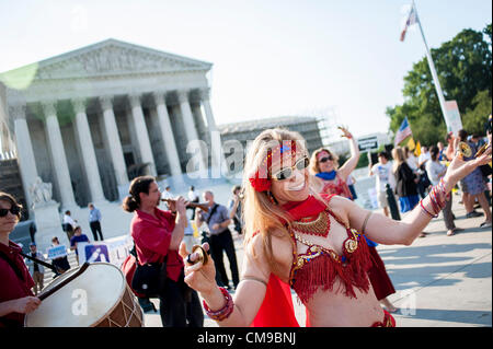 28. Juni 2012 - Washington, District Of Columbia, USA - Aktivisten auf beiden Seiten der Healthcare Ausgabe Protest außerhalb der US Supreme Court am Donnerstag das Urteil über die Verfassungsmäßigkeit des Affordable Care Act, warten das umfassende Gesundheitsversorgung Gesetz erlassen vom Kongress vor zwei Jahren und die Obama-Administration. (Bild Kredit: Pete Marovich/ZUMAPRESS.com ©) Stockfoto