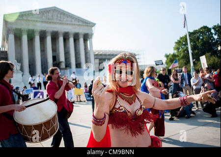 28. Juni 2012 - Washington, District Of Columbia, USA - Aktivisten auf beiden Seiten der Healthcare Ausgabe Protest außerhalb der US Supreme Court am Donnerstag das Urteil über die Verfassungsmäßigkeit des Affordable Care Act, warten das umfassende Gesundheitsversorgung Gesetz erlassen vom Kongress vor zwei Jahren und die Obama-Administration. (Bild Kredit: Pete Marovich/ZUMAPRESS.com ©) Stockfoto