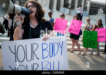 28. Juni 2012 - Washington, District Of Columbia, USA - Aktivisten auf beiden Seiten der Healthcare Ausgabe Protest außerhalb der US Supreme Court am Donnerstag das Urteil über die Verfassungsmäßigkeit des Affordable Care Act, warten das umfassende Gesundheitsversorgung Gesetz erlassen vom Kongress vor zwei Jahren und die Obama-Administration. (Bild Kredit: Pete Marovich/ZUMAPRESS.com ©) Stockfoto