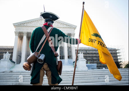 28. Juni 2012 - Washington, District Of Columbia, USA - Aktivisten auf beiden Seiten der Healthcare Ausgabe Protest außerhalb der US Supreme Court am Donnerstag das Urteil über die Verfassungsmäßigkeit des Affordable Care Act, warten das umfassende Gesundheitsversorgung Gesetz erlassen vom Kongress vor zwei Jahren und die Obama-Administration. (Bild Kredit: Pete Marovich/ZUMAPRESS.com ©) Stockfoto