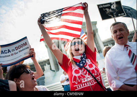 28. Juni 2012 - Washington, District Of Columbia, USA - Aktivisten auf beiden Seiten der Healthcare Ausgabe Protest außerhalb der US Supreme Court am Donnerstag das Urteil über die Verfassungsmäßigkeit des Affordable Care Act, warten das umfassende Gesundheitsversorgung Gesetz erlassen vom Kongress vor zwei Jahren und die Obama-Administration. (Bild Kredit: Pete Marovich/ZUMAPRESS.com ©) Stockfoto