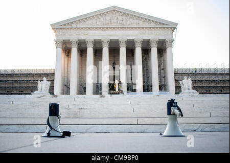28. Juni 2012 - Washington, District Of Columbia, USA - Megaphon markieren Sie die Stelle für eine Tea-Party-Gruppe auf den Stufen von Supeme Gericht in Washington, D.C. am Donnerstag. Die Nation erwartet das Urteil über die Verfassungsmäßigkeit des Affordable Care Act, das umfassende Gesundheitsversorgung Gesetz erlassen vor zwei Jahren von Kongress und die Obama-Administration. (Bild Kredit: Pete Marovich/ZUMAPRESS.com ©) Stockfoto