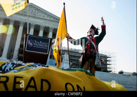 28. Juni 2012 - Washington, District Of Columbia, USA - Aktivisten auf beiden Seiten der Healthcare Ausgabe Protest außerhalb der US Supreme Court am Donnerstag das Urteil über die Verfassungsmäßigkeit des Affordable Care Act, warten das umfassende Gesundheitsversorgung Gesetz erlassen vom Kongress vor zwei Jahren und die Obama-Administration. (Bild Kredit: Pete Marovich/ZUMAPRESS.com ©) Stockfoto