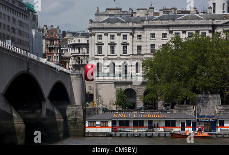 London zieht 28. Juni 2012, dem großen roten Ball Projekt nach Waterloo Bridge, den Ball in den oberen Teil der Treppe, die von der Brücke verkeilt. Der Künstler Kurt Perschke lädt Sie ein, Ihre Umgebung durch die Kunst betrachten. Stockfoto