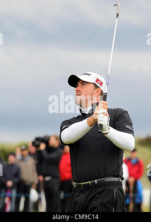 28.06.2012. County Antrim, Nordirland. Northern Ireland Graeme McDowell Abschlag in der ersten Runde von den Irish Open in seiner Heimatstadt natürlich Royal Portrush im County Antrim, Nordirland Stockfoto