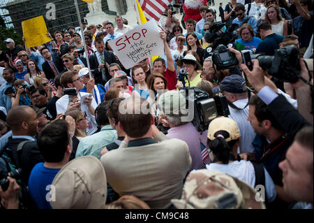 28. Juni 2012 - Washington, District Of Columbia, USA - umgeben von Tea-Party-Aktivisten, spricht über Supreme Court Wahrung der Gesundheitsreform Gesetz einzelne Mandat in einer Stellungnahme verfasst von Chief Justice John Roberts Rep MICHELE BACHMANN (R -MN). (Bild Kredit: Pete Marovich/ZUMAPRESS.com ©) Stockfoto