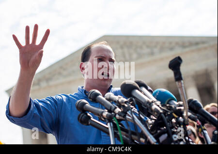 28. Juni 2012 - spricht zu den Medien im Gegensatz zu der oberste Gerichtshof Wahrung der Gesundheitsreform Gesetz einzelne Mandat in einer Stellungnahme verfasst von Chief Justice John Roberts Washington, District Of Columbia, USA - Aktivist Phil Kerpen, Präsident des amerikanischen Engagements. (Bild Kredit: Pete Marovich/ZUMAPRESS.com ©) Stockfoto