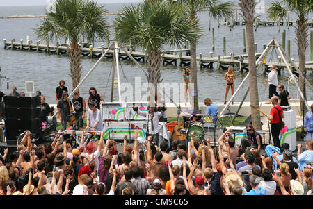 28. Juni 2012 - Biloxi, MISSISSIPPI, USA - The Flaming Lips führen Sie für das Publikum am Pool ein Hard Rock Casino in Biloxi, Mississippi auf Donnerstag, 28. Juni 2012.  Die Flaming Lips sind als Teil von ihrem Versuch, Guinness-Weltrekord für die meisten Konzerte in mehreren Städten in einem Zeitraum von 24 Stunden durchführen.  Die Show in Biloxi ist die Nummer sechs der acht Städte, sie treten in den Rekord zu brechen. (Kredit-Bild: © Dan Anderson/ZUMAPRESS.com) Stockfoto