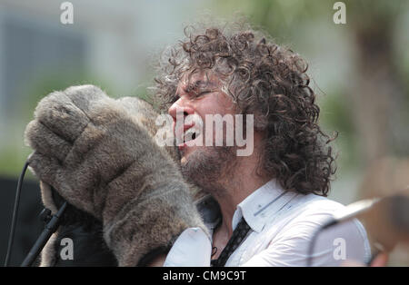 28. Juni 2012 - Biloxi, MISSISSIPPI, USA - Lead-Sänger Wayne Coyne von The Flaming Lips führt für die Menschenmenge am Pool ein Hard Rock Casino in Biloxi, Mississippi auf Donnerstag, 28. Juni 2012.  Die Flaming Lips führen als Teil von ihrem Versuch, den Guinness-Weltrekord für die meisten Konzerte in mehreren Städten in einem Zeitraum von 24 Stunden zu brechen.  Die Show in Biloxi ist die Nummer sechs der acht Städte, sie treten in den Rekord zu brechen. (Kredit-Bild: © Dan Anderson/ZUMAPRESS.com) Stockfoto