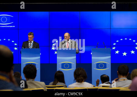 Brüssel. Belgien, 28. Juni 2012. Bild zeigt Martin Schulz, Präsident des Europäischen Parlaments (rechts) mit Armin Machmer (links), einer seiner Sprecher, am EU-Gipfel, Justus-Lipsius-Gebäude, Brüssel, Belgien. Stockfoto