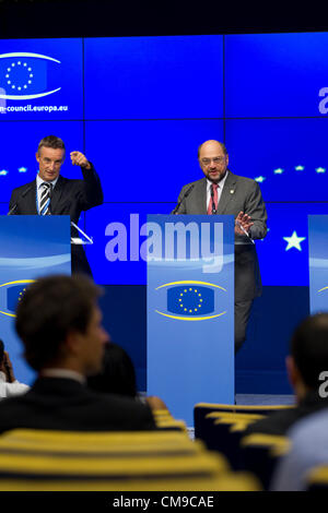 Brüssel. Belgien, 28. Juni 2012. Bild zeigt Martin Schulz, Präsident des Europäischen Parlaments (rechts) mit Armin Machmer (links), einer seiner Sprecher, am EU-Gipfel, Justus-Lipsius-Gebäude, Brüssel, Belgien. Stockfoto