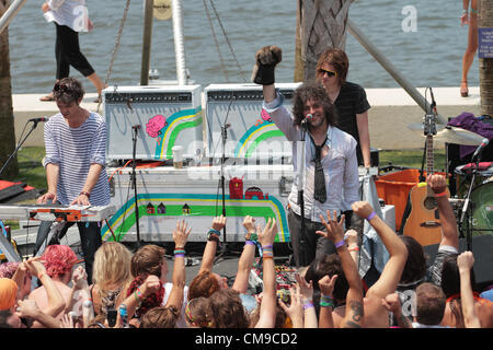 28. Juni 2012 - Biloxi, MISSISSIPPI, USA - (von links nach rechts) Gitarrist Stephen Drozd, Lead-Sänger Wayne Coyne und Keyboarder Derek Brown von The Flaming Lips führt für die Menschenmenge am Pool ein Hard Rock Casino in Biloxi, Mississippi auf Donnerstag, 28. Juni 2012.  Die Flaming Lips führen als Teil von ihrem Versuch, den Guinness-Weltrekord für die meisten Konzerte in mehreren Städten in einem Zeitraum von 24 Stunden zu brechen.  Die Show in Biloxi ist die Nummer sechs der acht Städte, sie treten in den Rekord zu brechen. (Kredit-Bild: © Dan Anderson/ZUMAPRESS.com) Stockfoto