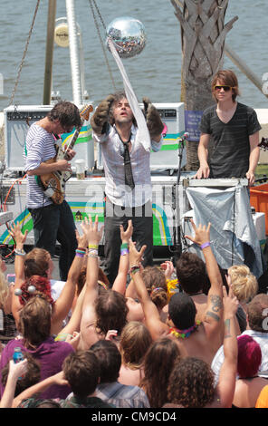 28. Juni 2012 - Biloxi, MISSISSIPPI, USA - (von links nach rechts) Gitarrist Stephen Drozd, Lead-Sänger Wayne Coyne und Keyboarder Derek Brown von The Flaming Lips führt für die Menschenmenge am Pool ein Hard Rock Casino in Biloxi, Mississippi auf Donnerstag, 28. Juni 2012.  Die Flaming Lips führen als Teil von ihrem Versuch, den Guinness-Weltrekord für die meisten Konzerte in mehreren Städten in einem Zeitraum von 24 Stunden zu brechen.  Die Show in Biloxi ist die Nummer sechs der acht Städte, sie treten in den Rekord zu brechen. (Kredit-Bild: © Dan Anderson/ZUMAPRESS.com) Stockfoto