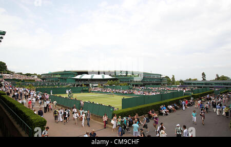 28.06.2012 die Wimbledon Tennis Championships 2012 statt bei den All England Lawn Tennis and Croquet Club, London, England, UK. Panoramablick, wenn das Layout der Gerichte am Tag 4 Stockfoto