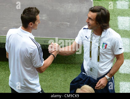 28.06.2012 Warschau, Polen.  Deutschlands Miroslav Klose (L) schüttelt Hände mit Italiens Andrea Pirlo vor der UEFA EURO 2012 Halbfinale Fußball match Deutschland vs. Italien im Nationalstadion in Warschau, Polen, 28. Juni 2012. Stockfoto