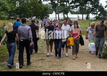 Festival der Geschwindigkeit auf dem Gelände des Earl of Estate im März. Goodwood House. West Sussex. VEREINIGTES KÖNIGREICH. 28. Juni 2012. Zuschauer auf die Art und Weise. Stockfoto