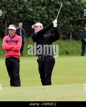 28.06.2012 Südafrikas Brandon Grace (rechts) mit spielen Partner Keegan Bradley (links) während der ersten Runde von den Irish Open im Royal Portrush Golf Club in County Antrim, Nordirland. Stockfoto