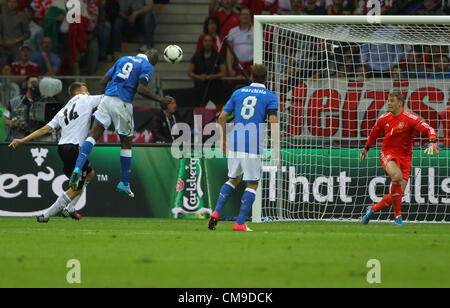 28.06.2012 Warschau, Polen.  UEFA EURO 2012 Halbfinale MARIO BALOTELLI (ITA) MARIO BALOTELLI (ITA) erzielt das erste Tor vorbei Deutschland Torwart MANUEL NEUER Stockfoto