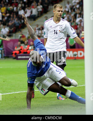 28.06.2012 Warschau, Polen.  UEFA EURO 2012 Halbfinale MARIO BALOTELLI (ITA) verwandelt sich, wie er seine ersten beiden Tore in der ersten Hälfte punktet Stockfoto