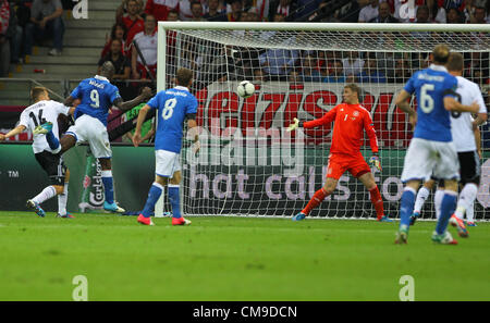 28.06.2012 Warschau, Polen.  UEFA EURO 2012 Halbfinale MARIO BALOTELLI (ITA) MARIO BALOTELLI (ITA) erzielt das erste Tor vorbei Deutschland Torwart MANUEL NEUER Stockfoto