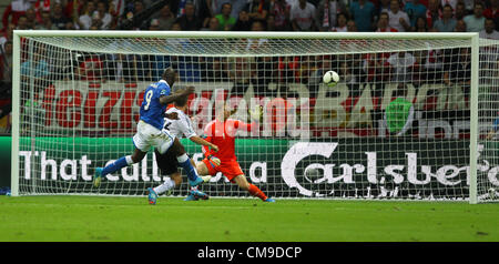 28.06.2012 Warschau, Polen.  UEFA EURO 2012 Halbfinale MARIO BALOTELLI (ITA) MARIO BALOTELLI (ITA) erzielt das zweite Tor vorbei Deutschland Torwart MANUEL NEUER, wie er entzieht sich der Bekämpfung von PHILIPP LAHM (GER) Stockfoto