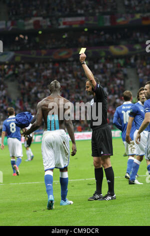 28.06.2012 Warschau, Polen.  UEFA EURO 2012 Halbfinale MARIO BALOTELLI (ITA) ist durch den Schiedsrichter für die Aufnahme sein Hemd in der Feier, wie er sein zweiten Tor in der ersten Hälfte punktet gebucht Stockfoto