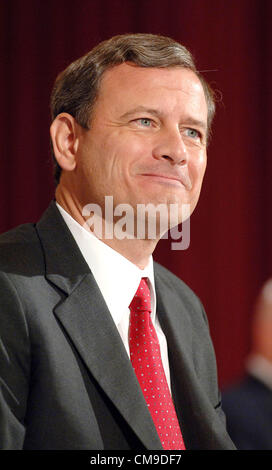 28. Juni 2012 - Washington, District Of Columbia, USA - Oberrichter John G. Roberts Jr. überraschte viele durch Abstellgleis mit den Liberalen, Präsident Obama Gesundheitsgesetz zu wahren. Bild: 12. September 2005 geht - Washington, District Of Columbia, USA - John Roberts vor dem Senatsausschuss zu entscheiden, ob er der neue Chief Justice des Supreme Court. (Kredit-Bild: © Christy Bowe/Globe Photos/ZUMAPRESS.com) Stockfoto
