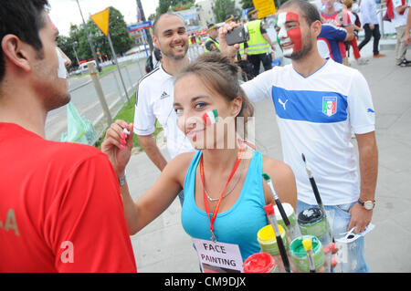 28.06.2012, Warschau, Polen. Fußball-Fans vor dem Nationalstadion in Warschau vor dem Halbfinalspiel zwischen Deutschland und Italien in der Europameisterschaft 2012 Polen-Ukraine. Stockfoto