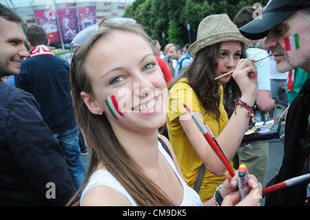 28.06.2012, Warschau, Polen. Fußball-Fans vor dem Nationalstadion in Warschau vor dem Halbfinalspiel zwischen Deutschland und Italien in der Europameisterschaft 2012 Polen-Ukraine. Stockfoto