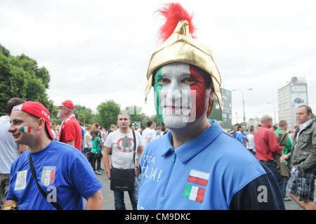 28.06.2012, Warschau, Polen. Fußball-Fans vor dem Nationalstadion in Warschau vor dem Halbfinalspiel zwischen Deutschland und Italien in der Europameisterschaft 2012 Polen-Ukraine. Stockfoto