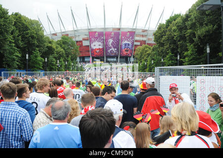 28.06.2012, Warschau, Polen. Fußball-Fans vor dem Nationalstadion in Warschau vor dem Halbfinalspiel zwischen Deutschland und Italien in der Europameisterschaft 2012 Polen-Ukraine. Stockfoto