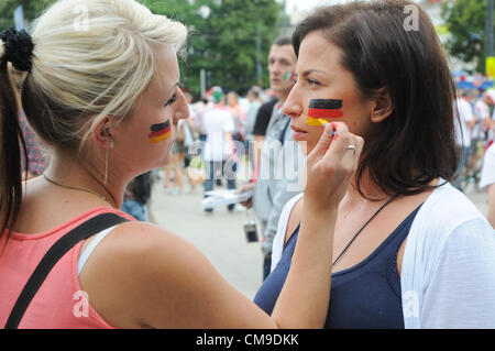 28.06.2012, Warschau, Polen. Fußball-Fans vor dem Nationalstadion in Warschau vor dem Halbfinalspiel zwischen Deutschland und Italien in der Europameisterschaft 2012 Polen-Ukraine. Stockfoto