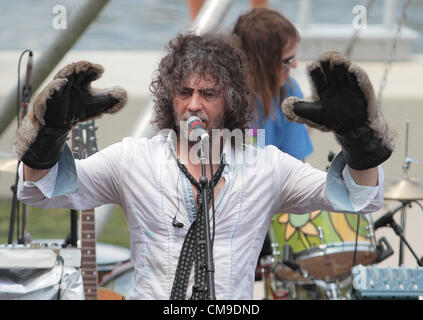 28. Juni 2012 - Biloxi, MISSISSIPPI, USA - Lead-Sänger Wayne Coyne von The Flaming Lips führt für die Menschenmenge am Pool ein Hard Rock Casino in Biloxi, Mississippi auf Donnerstag, 28. Juni 2012.  Die Flaming Lips führen als Teil von ihrem Versuch, den Guinness-Weltrekord für die meisten Konzerte in mehreren Städten in einem Zeitraum von 24 Stunden zu brechen.  Die Show in Biloxi ist die Nummer sechs der acht Städte, sie treten in den Rekord zu brechen. (Kredit-Bild: © Dan Anderson/ZUMAPRESS.com) Stockfoto