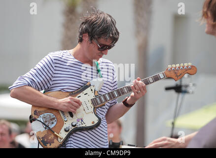 28. Juni 2012 - Biloxi, MISSISSIPPI, USA - Gitarrist Stephen Drozd von The Flaming Lips führt für die Menschenmenge am Pool ein Hard Rock Casino in Biloxi, Mississippi auf Donnerstag, 28. Juni 2012.  Die Flaming Lips führen als Teil von ihrem Versuch, den Guinness-Weltrekord für die meisten Konzerte in mehreren Städten in einem Zeitraum von 24 Stunden zu brechen.  Die Show in Biloxi ist die Nummer sechs der acht Städte, sie treten in den Rekord zu brechen. (Kredit-Bild: © Dan Anderson/ZUMAPRESS.com) Stockfoto