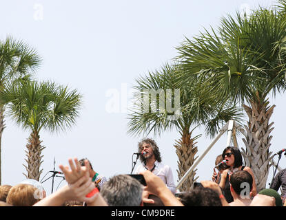 28. Juni 2012 - Biloxi, MISSISSIPPI, USA - (von links nach rechts) Lead-Sänger Wayne Coyne von The Flaming Lips und Sarah Barthel von Phantogram führen Sie für das Publikum am Pool ein Hard Rock Casino in Biloxi, Mississippi auf Donnerstag, 28. Juni 2012.  Die Flaming Lips führen als Teil von ihrem Versuch, den Guinness-Weltrekord für die meisten Konzerte in mehreren Städten in einem Zeitraum von 24 Stunden zu brechen.  Die Show in Biloxi ist die Nummer sechs der acht Städte, sie treten in den Rekord zu brechen. (Kredit-Bild: © Dan Anderson/ZUMAPRESS.com) Stockfoto