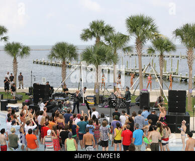 28. Juni 2012 - Biloxi, MISSISSIPPI, USA - Neon Trees führen Sie für das Publikum am Pool ein Hard Rock Casino in Biloxi, Mississippi auf Donnerstag, 28. Juni 2012.  Neon Trees eröffnen sich für The Flaming Lips als Teil des The Flaming Lips Versuch, Guinness-Weltrekord für die meisten Konzerte in mehreren Städten in einem Zeitraum von 24 Stunden.  Die Show in Biloxi ist die Nummer sechs der acht Städte, sie treten in den Rekord zu brechen. (Kredit-Bild: © Dan Anderson/ZUMAPRESS.com) Stockfoto