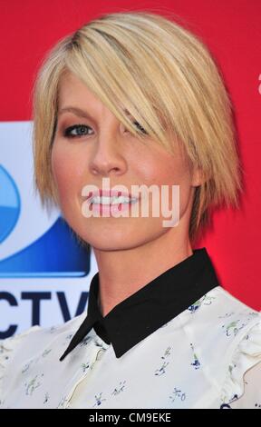 Jenna Elfman im Ankunftsbereich für Schäden Saison fünf Premiere, The Paris Theatre, New York, NY 28. Juni 2012. Foto von: Gregorio T. Binuya/Everett Collection Stockfoto