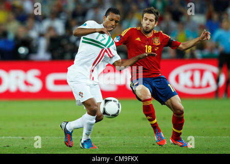 Nani (POR), Jordi Alba (ESP), 27. Juni 2012 - Fußball / Fußball: UEFA EURO 2012 Halbfinale Fußballspiel zwischen Portugal 0(2-4) 0 Spanien in der Donbass Arena in Donezk, Ukraine. (Foto von D.Nakashima/AFLO) Stockfoto